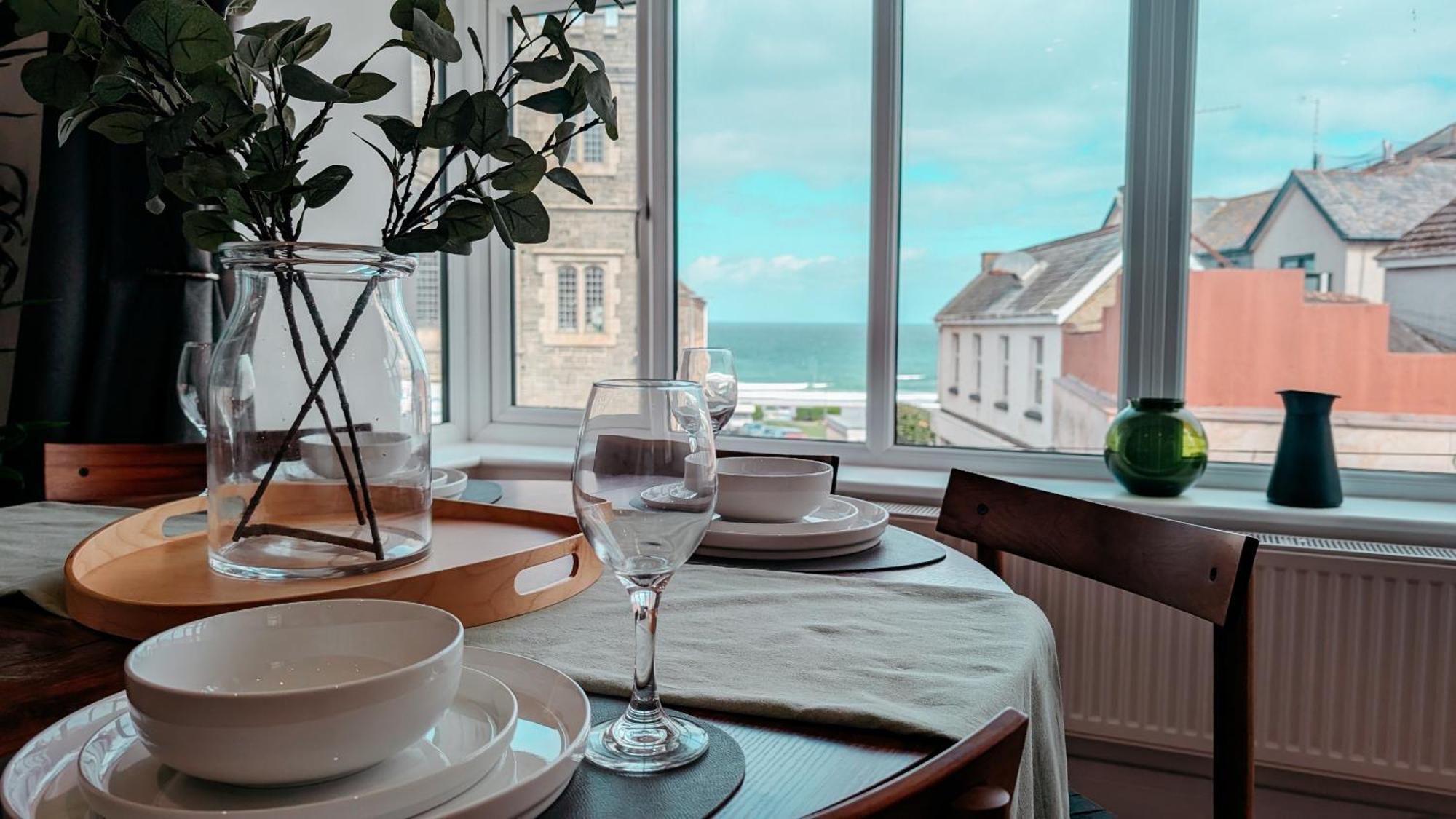 Central Apartment- Stunning Sea Views- 100M To Beach- Brand New For 2025- Sleeps 6 New Quay Exteriör bild