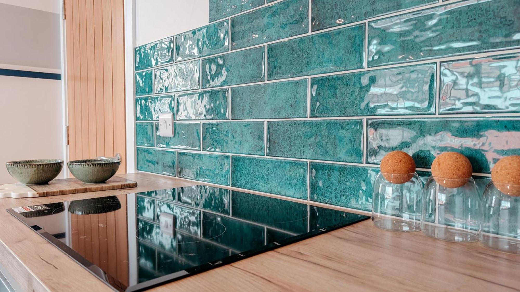 Central Apartment- Stunning Sea Views- 100M To Beach- Brand New For 2025- Sleeps 6 New Quay Exteriör bild